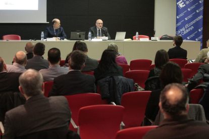 El president dels economistes de Lleida, Joan Turmo, i el magistrat Eduardo Maria Enrech.