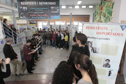 Los alumnos del instituto Guindàvols participaron ayer en la inauguración de la exposición. 