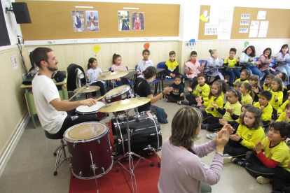 La bateria, protagonista a l'escola Enric Farreny de Lleida en el Dia de la Música