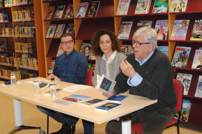 Robert Fàbregas, Sandra Pedreira i Francesc Mestres, a la biblioteca de Mollerussa.