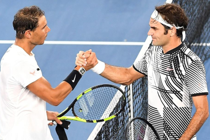 Nadal y Federer se saludan tras la final de Australia.