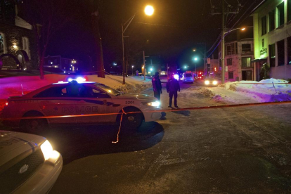 La Policia del Quebec vigila davant del centre atacat.