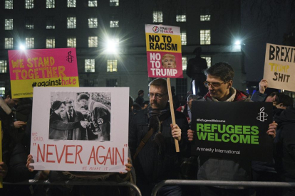 Varias personas sostienen pancartas durante una manifestación en Londres.