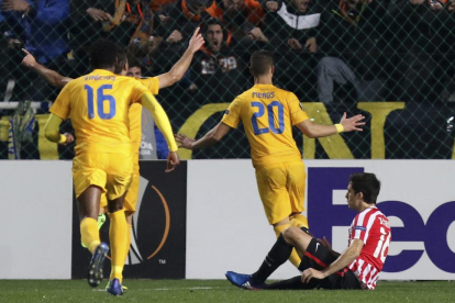 Los jugadores del Apoel celebran uno de los goles ante el Athletic.