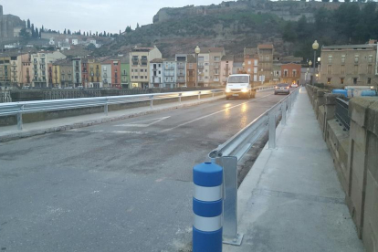 Carreteras instala los nuevos guardarraíles en el Pont Vell de Balaguer