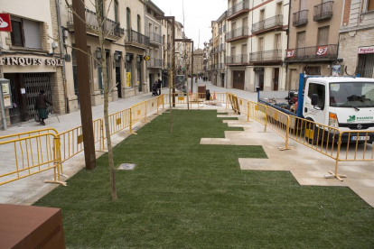 El carrer General Güell de Cervera, encara en obres.