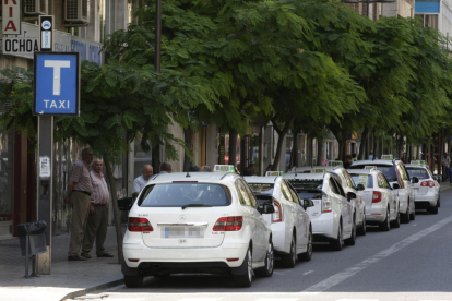 Imagen de archivo de una parada de taxis en Lleida.