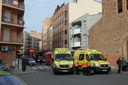 Imatge dels incendis d’habitatges a Preixens i el carrer Paer Casanovas de Lleida, amb un i dos intoxicats respectivament.