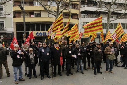 Els sindicats van protagonitzar ahir una concentració davant de la patronal lleidatana COELL.