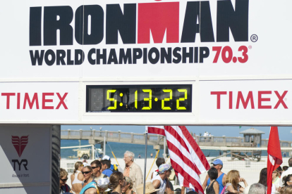 Joan Paredes arribant a meta en una prova mundial de Half Ironman.