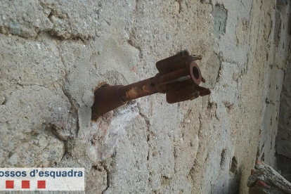 La granada de mortero engastada en la pared.