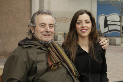 El escritor Pere Rovira, ayer en Lleida junto a su hija Emília.