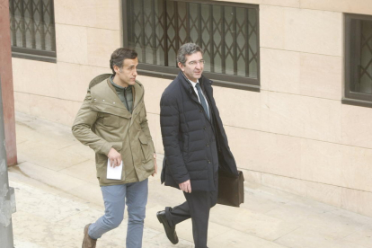 Álvaro Ruiz-Mateos, a l’esquerra, ahir amb el seu advocat al sortir dels jutjats després del judici.