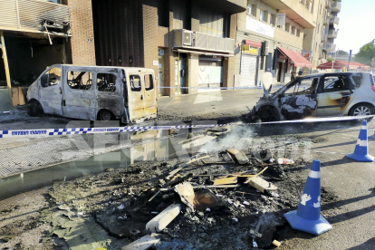 Espectacular incendi de contenidors i vehicles a Lleida, que s'encasten contra un local comercial