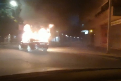 VÍDEO | Crema un cotxe al barri de Balàfia de Lleida