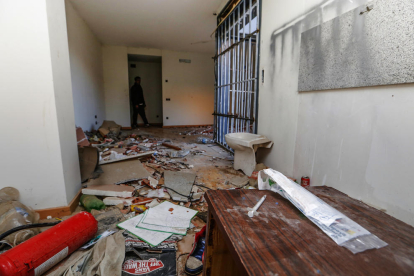 En este piso de la calle Sant Martí, los asaltantes se llevaron hasta la bañera y la ventana.  
