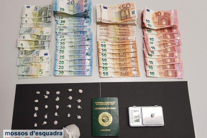 Los mossos encontraron en el piso de los detenidos 24 envoltorios de heroína, preparada para una venta inminente, y una bolsa con 44 gramos de heroína, con un peso total de 52,8 gramos, 3.900 euros en efectivo y una báscula de precisión.