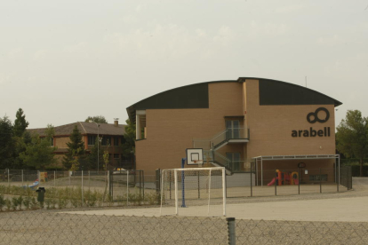 Imagen de los edificios del colegio Arabell, que por primer vez tendrá profesorado masculino.