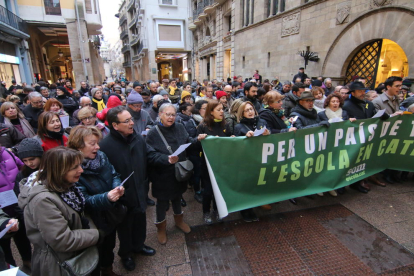 Alrededor de doscientas personas se concentraron ayer en la plaza Paeria por la inmersión lingüística.