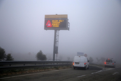 Vista de un cartel informativo que alertaba ayer de la niebla intensa en la autopista a su paso por Les Borges Blanques. 