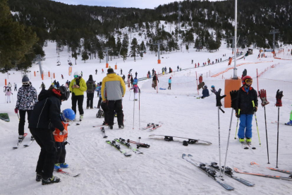 La estación de esquí de Port Ainé ayer acogió a más de 1.200 personas.