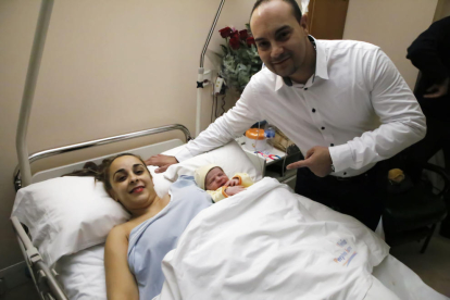 Jéssica Hernández i Josep Salazar, ahir, amb el petit Pepe poc després de nàixer.