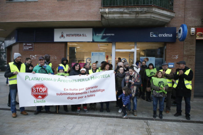 Els manifestants, davant de l’oficina d’Endesa.