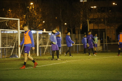 Els jugadors del Lleida es van entrenar ahir al camp Annex de cara al partit de demà.