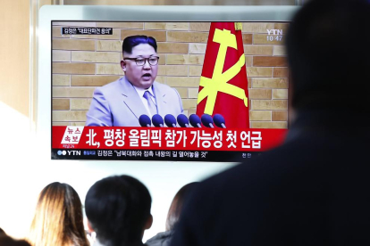 Surcoreanos observan a Kim Jong-un en su discurso de fin de año.