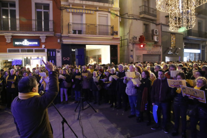 Nadales pels presos - Unes 300 persones van participar ahir a la plaça Paeria a la cantada de nadales Un cant per la llibertat que organitzen cada dilluns Òmnium, l’ANC i Músics per la Llibertat per reclamar la llibertat de Jordi Sánchez, Jor ...