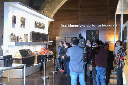 La visita d'autoritats que ha inaugurat l'exposició de les obres al monestir de Sixena.