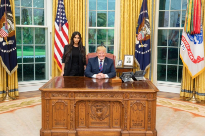 El presidente Donald Trump junto a la estrella televisiva Kim Kardashian, en la Casa Blanca.