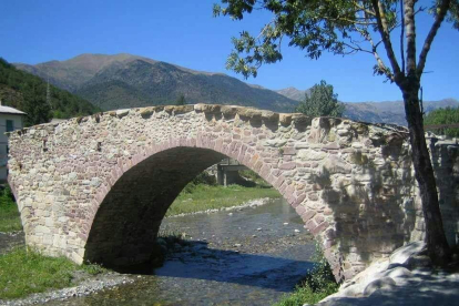 Imatge d’arxiu del pont vell de Vilaller.