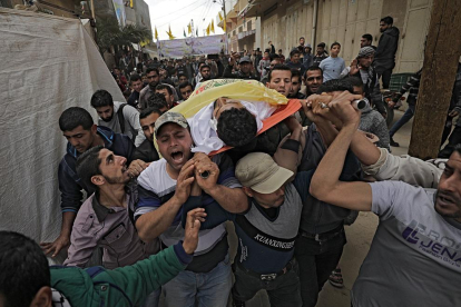 Imagen del funeral de uno de los palestinos muertos en las protestas protagonizadas en la frontera entre Gaza e Israel el viernes.