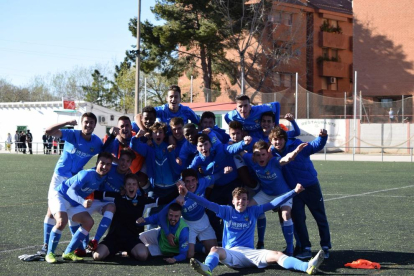 Los jugadores del Juvenil del Lleida celebran la permanencia.
