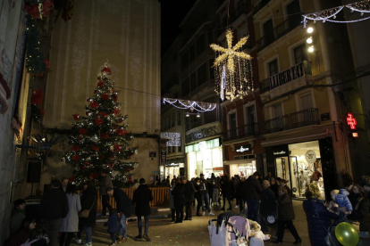 Un gran árbol de Navidad decora la plaza Paeria.