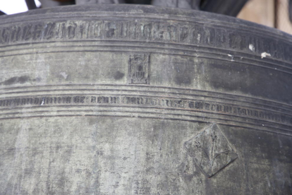 Detalle de los escudos del cabildo y de la Paeria grabados en la Silvestra.