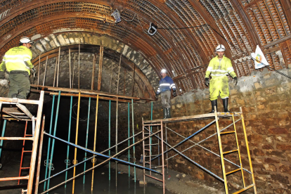 Els treballs per reconstruir la volta del túnel de Montclar que s’executen aquests dies.