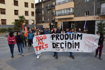 Capçalera de la manifestació de l’1 de maig a Lleida, a l’arribar a Francesc Macià.