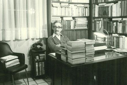 Manuel de Pedrolo, en su espacio de trabajo.