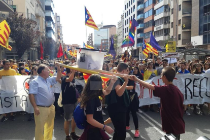 Una urna a la capçalera de la manifestació d'estudiants a Lleida.