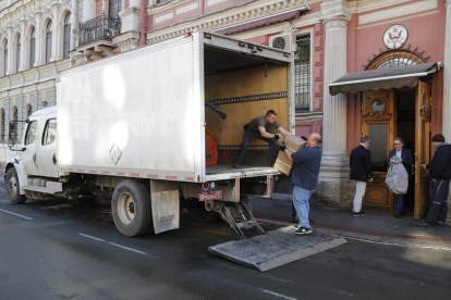Diversos funcionaris nord-americans embalen material del consolat a Sant Petersburg (Rússia).