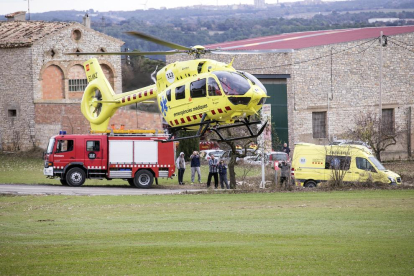 Imatge de l’helicòpter del SEM que va evacuar ahir el ferit de més gravetat després de l’explosió a Santa Fe de Segarra.