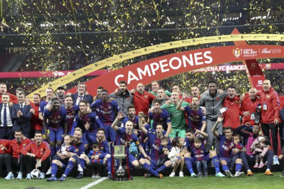 Plantilla i tècnics del Barça posen amb la Copa, la trentena de la història.