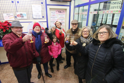 Celebració de la Loteria de Nadal a l’administració del carrer Quatre Pilans, a Cappont.