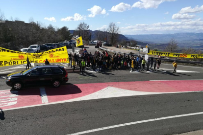 Unas 200 personas convacadas por el CDR del Pallars Jussà el jueves al mediodía en el puerto de Comiols. 