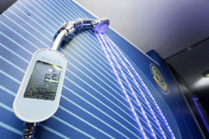 Bruselas premia un sensor que informa del agua que se gasta durante la ducha