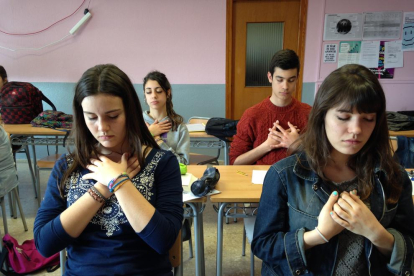 Estudiants d’ESO de l’institut Josep Lladonosa de Pardinyes, fent ioga a classe de música.