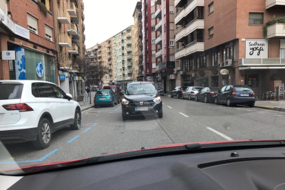 Un cotUn cotxe en contradirecció, ahir al carrer Lluís Companys.xe en contradirecció, ahir al carrer Lluís Companys.