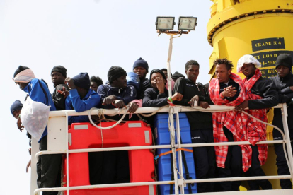 Refugiados a bordo de un barco de rescate.